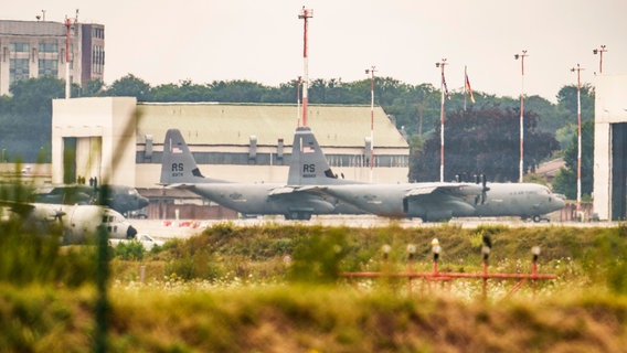 Militärmaschinen stehen auf dem US-Stützpunkt Ramstein in Rheinland-Pfalz © Andreas Arnold/dpa Foto: Andreas Arnold/dpa