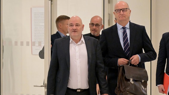 Robert Crumbach (l), BSW-Vorsitzender in Brandenburg, und Dietmar Woidke (SPD), Ministerpräsident von Brandenburg, gehen zu einer Pressekonferenz. © dpa Bildfunk Foto: Michael Bahlo