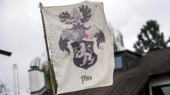 Flagge auf dem Grundstück eines sogenannten Reichsbürgers in Georgensgmünd (Bayern) © dpa-Bildfunk Foto: Nicolas Armer