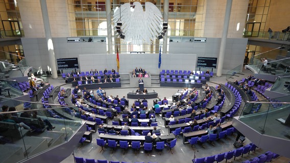 Arbeitsminister Hubertus Heil spricht bei der Sitzung des Bundestags mit der ersten Lesung zum Rentenpaket II. © picture alliance/dpa Foto: Kay Nietfeld