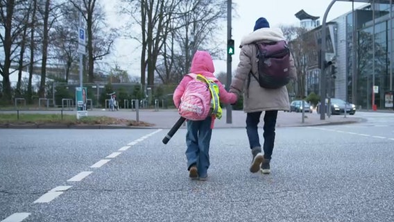 Rentnerin Gisela Körnig führt ein kleines Mädchen über die Straße. © NDR Info 