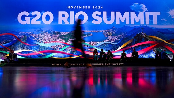 Ein Schild mit dem Logo des G20-Gipfels in Rio de Janeiro in Brasilien. © dpa-Bildfunk/The Canadian Press via AP Foto: Sean Kilpatrick