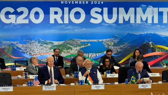 US-Präsident Joe Biden, Indiens Premierminister Narendra Modi und Brasiliens Präsident Luiz Inacio Lula da Silva sitzen beim G20-Gipfel nebeneinander. © dpa-Bildfunk/AP Foto: Eraldo Peres