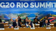 US-Präsident Joe Biden, Indiens Premierminister Narendra Modi und Brasiliens Präsident Luiz Inacio Lula da Silva sitzen beim G20-Gipfel nebeneinander. © dpa-Bildfunk/AP Foto: Eraldo Peres