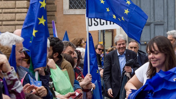 Menschen in Rom demonstrieren auf der Piazza del Popolo © picture alliance / ipa-agency | Stefano Ronchini 