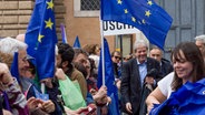 Menschen in Rom demonstrieren auf der Piazza del Popolo © picture alliance / ipa-agency | Stefano Ronchini 