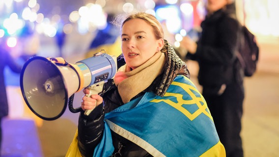 Die Ukrainerin Kateryna Sergiivna Rumyantseva spricht in ein Megafon. © Elias Hanter 