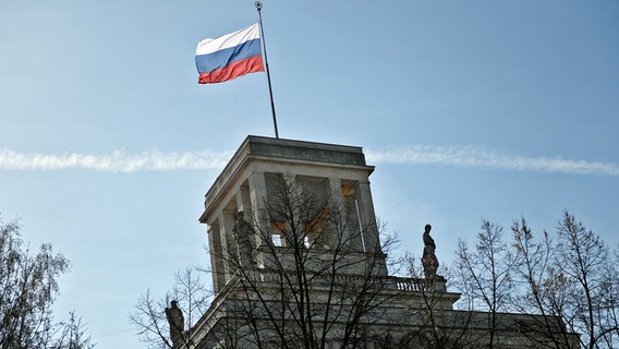 Die russische Flagge weht auf dem Gebäude der russischen Botschaft in Berlin. © dpa bildfunk Foto: Britta Pedersen