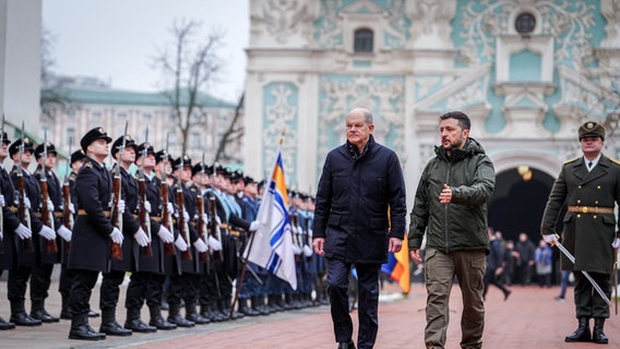 Wolodymyr Selenskyj, Präsident der Ukraine, empfängt Bundeskanzler Olaf Scholz (l,SPD) mit militärischen Ehren vor der Sophienkathedrale. Bundeskanzler Scholz ist zu seinem ersten Ukraine-Besuch seit zweieinhalb Jahren in der Hauptstadt Kiew eingetroffen. © picture alliance/dpa Foto: Kay Nietfeld