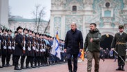 Wolodymyr Selenskyj, Präsident der Ukraine, empfängt Bundeskanzler Olaf Scholz (l,SPD) mit militärischen Ehren vor der Sophienkathedrale. Bundeskanzler Scholz ist zu seinem ersten Ukraine-Besuch seit zweieinhalb Jahren in der Hauptstadt Kiew eingetroffen. © picture alliance/dpa Foto: Kay Nietfeld