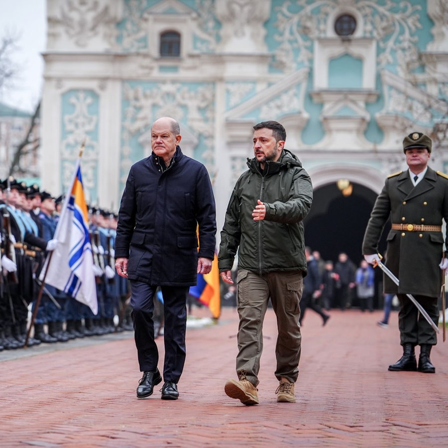 Wolodymyr Selenskyj, Präsident der Ukraine, empfängt Bundeskanzler Olaf Scholz (l,SPD) mit militärischen Ehren vor der Sophienkathedrale. Bundeskanzler Scholz ist zu seinem ersten Ukraine-Besuch seit zweieinhalb Jahren in der Hauptstadt Kiew eingetroffen. © picture alliance/dpa Foto: Kay Nietfeld