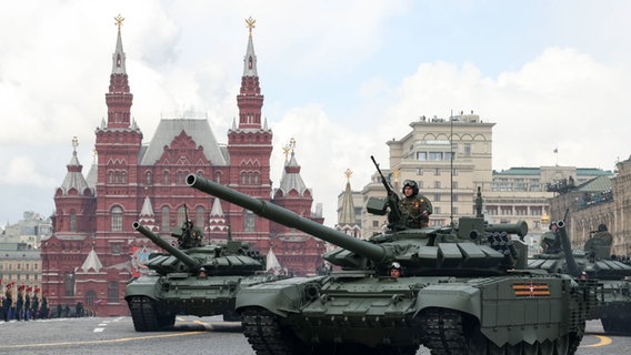 Während einer Militärparade zum Tag des Sieges anlässlich des 77. Jahrestages des Sieges über Nazi-Deutschland im Zweiten Weltkrieg rollen Panzer über den Roten Platz in Moskau. © IMAGO / ITAR-TASS 