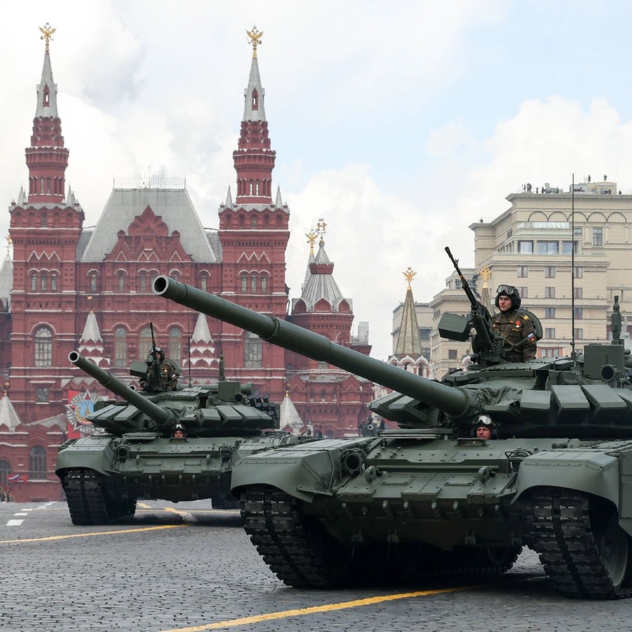 Während einer Militärparade zum Tag des Sieges anlässlich des 77. Jahrestages des Sieges über Nazi-Deutschland im Zweiten Weltkrieg rollen Panzer über den Roten Platz in Moskau. © IMAGO / ITAR-TASS 