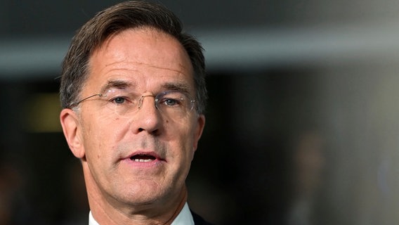 01.10.2024, Belgien, Brüssel: Der neue NATO-Generalsekretär Mark Rutte spricht auf einer Pressekonferenz anlässlich des Endes von Stoltenbergs Amtszeit als NATO-Generalsekretär im NATO-Hauptquartier. © AP/dpa Foto: Harry Nakos/AP/dpa