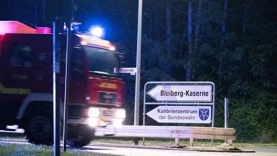 Mechernich: Ein Einsatzfahrzeug der Feuerwehr fährt am Gelände der Bleiberg-Kaserne. © dpa Bildfunk Foto: Benjamin Westhoff