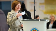 Die Präsidentin von Moldau, Maia Sandu, gibt ihre Stimme ab in einem Wahllokal in Chisinau bei der Stichwahl der Präsidentschaftswahlen in Moldau. © Vadim Ghirda/AP/dpa 