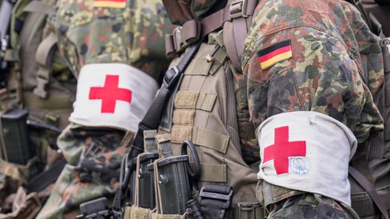 Mehrere Bundeswehr-Soldaten tragen die Armbinde vom Roten Kreuz. © picture alliance / Flashpic | Jens Krick Foto: Jens Krick