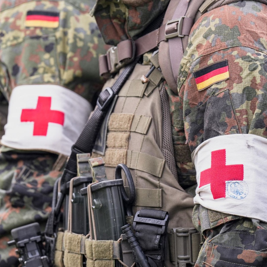 Mehrere Bundeswehr-Soldaten tragen die Armbinde vom Roten Kreuz. © picture alliance / Flashpic | Jens Krick Foto: Jens Krick