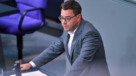 Der Grünen-Politiker Sebastian Schäfer spricht im Bundestag. © picture alliance / dts-Agentur 