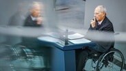 Wolfgang Schäuble (CDU) spricht anlässlich seiner 50-jährigen Zugehörigkeit als Bundestagsabgeordneter im Plenum des Bundestags. © Kay Nietfeld/dpa 