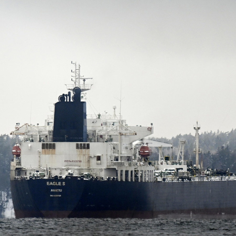 Der auf den Cookinseln registrierte Öltanker Eagle S ankert in der Nähe des Hafens Kilpilahti in Porvoo, Litauen © picture alliance/dpa/Lehtikuva Foto: Vesa Moilanen