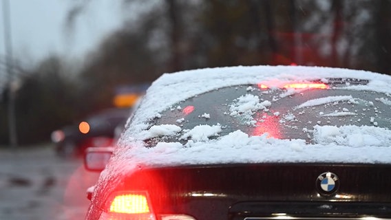 Die Heckscheibe eines Autos in Niedersachsen ist mit Schnee bedeckt. © NDR 