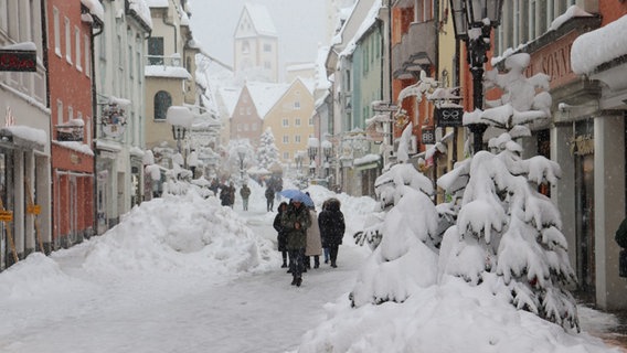 Schneemassen liegen in den Straßen der Altstadt von Füssen. © dpa-Bildfunk Foto: Christian Wiediger