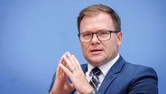 Carsten Schneider, Staatsminister beim Bundeskanzler und Beauftragter der Bundesregierung für Ostdeutschland, spricht in der Bundespressekonferenz ueber den Bericht des Beauftragten der Bundesregierung für Ostdeutschland in Berlin, 25.09.2024. © IMAGO Foto: photothek