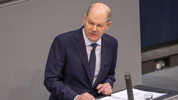 Bundeskanzler Olaf Scholz spricht im Bundestag über Deutschlands Sicherheit und weitere Unterstützung der Ukraine. © IMAGO / Christian Ender 