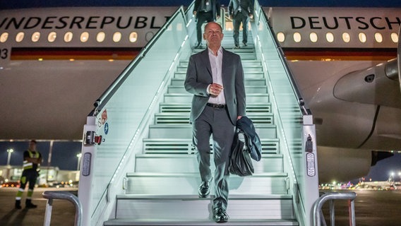 Bundeskanzler Olaf Scholz (SPD) kommt am Flughafen in Warschau zu den deutsch-polnischen Regierungskonsultationen an. © Michael Kappeler/dpa 