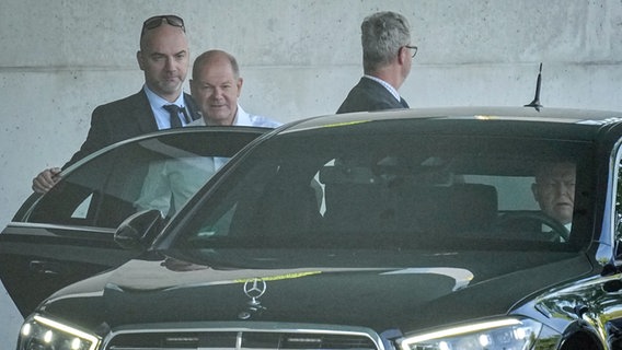 Bundeskanzler Olaf Scholz (SPD) steigt nach einem Treffen mit Unionsfraktionschef Friedrich Merz vor dem Bundeskanzleramt in seinen Dienstwagen. © dpa Foto: Kay Nietfeld