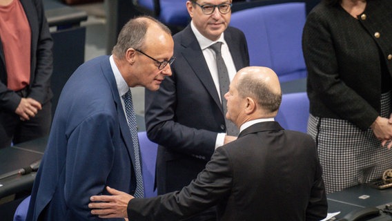 23.11.2022, Berlin: Bundeskanzler Olaf Scholz (r, SPD) spricht mit Friedrich Merz, CDU-Bundesvorsitzender, im Bundestag. © dpa Foto: Michael Kappeler