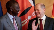 Bundeskanzler Olaf Scholz (r) und der kenianische Präsident William Ruto (Archiv) © Filip Singer/EPA POOL/dpa Foto: Filip Singer