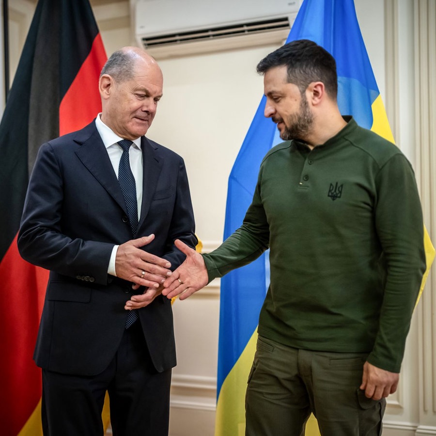 Bundeskanzler Olaf Scholz (SPD), steht neben Wolodymyr Selenskyj (r), Präsident der Ukraine, bei einem bilateralen Treffen vor Beginn der 79. Generaldebatte der UN-Vollversammlung. © picture alliance/dpa | Michael Kappeler Foto: Michael Kappeler