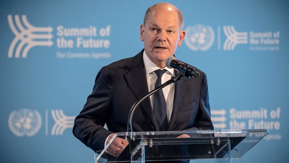 23.09.2024, USA, New York: Bundeskanzler Olaf Scholz (SPD) spricht beim Empfang aus Anlass des Zukunftsgipfels vor Beginn der 79. Generaldebatte der UN-Vollversammlung. © dpa Foto: Michael Kappeler