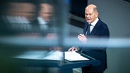 Bundeskanzler Olaf Scholz (SPD), spricht bei einer Regierungserklärung im Bundestag. © Michael Kappeler/dpa 