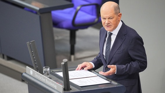 Bundeskanzler Scholz gibt im Plenum des deutschen Bundestags eine Regierungserklärung ab. © dpa Foto: Michael Kappeler