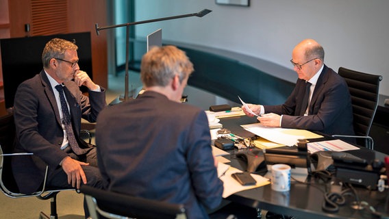 Das von der Bundesregierung veröffentlichte Bild zeigt Bundeskanzler Olaf Scholz (r., SPD) in seinem Büro im Bundeskanzleramt bei einem Telefonat mit Russlands Präsident Wladimir Putin. Neben ihm sitzen Jens Plötner (l.), außen- und sicherheitspolitischer Berater des Bundeskanzlers und Steffen Hebestreit, Regierungssprecher. (Foto vom 15.11.2024) © Kugler, Steffen/Bundesregierung/dpa 