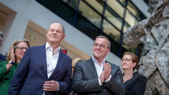 Bundeskanzler Olaf Scholz (SPD, l-r) steht mit Boris Pistorius (SPD), Bundesminister der Verteidigung, und Bundesbauministerin Klara Geywitz (SPD) bei einer Pressekonferenz im Willy-Brandt-Haus. © Kay Nietfeld/dpa 