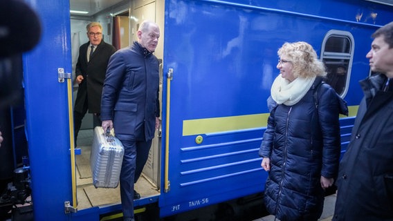 Bundeskanzler Olaf Scholz (SPD) kommt mit einem Sonderzug auf dem Zentralbahnhof der ukrainischen Hauptstadt Kiew an. © picture alliance/dpa Foto: Kay Nietfeld