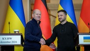 Wolodymyr Selenskyj (r), Präsident der Ukraine, und Bundeskanzler Olaf Scholz (SPD) geben sich nach einem gemeinsamen Treffen und einer Pressekonferenz die Hände. © picture alliance/dpa Foto: Kay Nietfeld