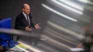 Bundeskanzler Olaf Scholz (SPD) im Plenarsaal im Bundestag. © dpa Bildfunk Foto: Michael Kappeler