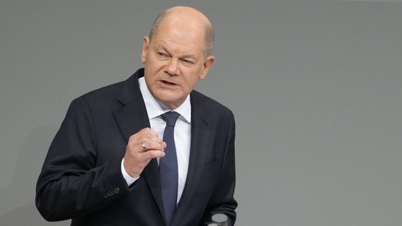 Bundeskanzler Olaf Scholz erläutert die Vertrauensfrage im Bundestag. © Kay Nietfeld/dpa 