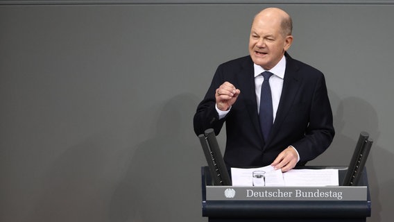 Bundeskanzler Olaf Scholz erläutert die Vertrauensfrage im Bundestag. © Christoph Soeder/dpa 