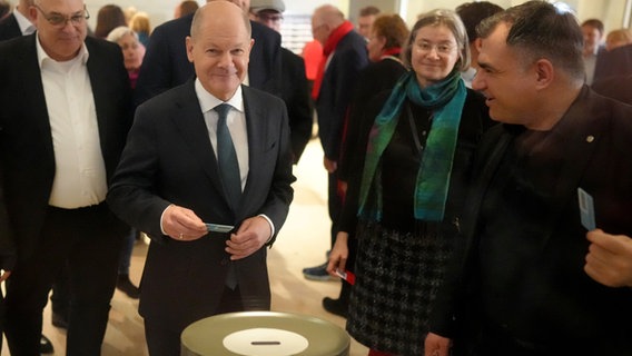 Bundeskanzler Olaf Scholz (SPD) gibt seine Stimme bei der Abstimmung über die Vertrauensfrage ab. © picture alliance/dpa Foto: Kay Nietfeld