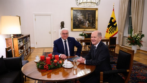 Bundespräsident Frank-Walter Steinmeier empfängt Bundeskanzler Olaf Scholz zum Gespräch im Schloss Bellevue. © dpa-Bildfunk Foto: Bernd von Jutrczenka/dpa