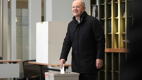 Bundeskanzler Olaf Scholz gibt in seinem Wahllokal in Potsdam seine Stimme ab. © dpa Foto: Michael Kappeler