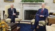 Bundeskanzler Olaf Scholz und US-Präsident Joe Biden sitzen im Oval Office im Weißen Haus in Washington. © IMAGO / UPI Photo 