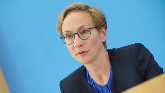 Ursula Schröder, Direktorin des Instituts für Friedensforschung und Sicherheitspolitik, sitzt bei einer Pressekonferenz auf einem Podium © dpa picture alliance / epd-bild Foto: Christian Ditsch