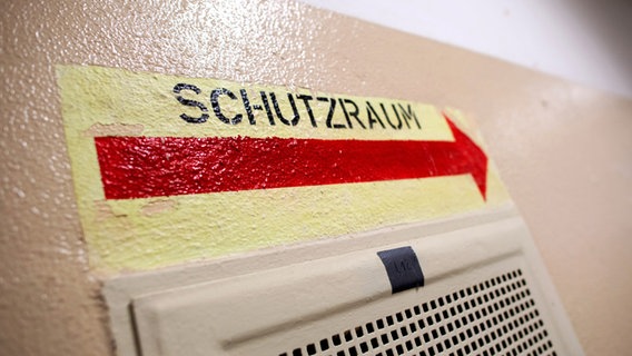 Die Aufschrift „Schutzraum“ steht in einem zur Flüchtlingsunterkunft umgebauten Gebäude auf dem Gelände der ehemaligen Blücher-Kaserne an einer Wand. © picture alliance/dpa | Hauke-Christian Dittrich Foto: Hauke-Christian Dittrich